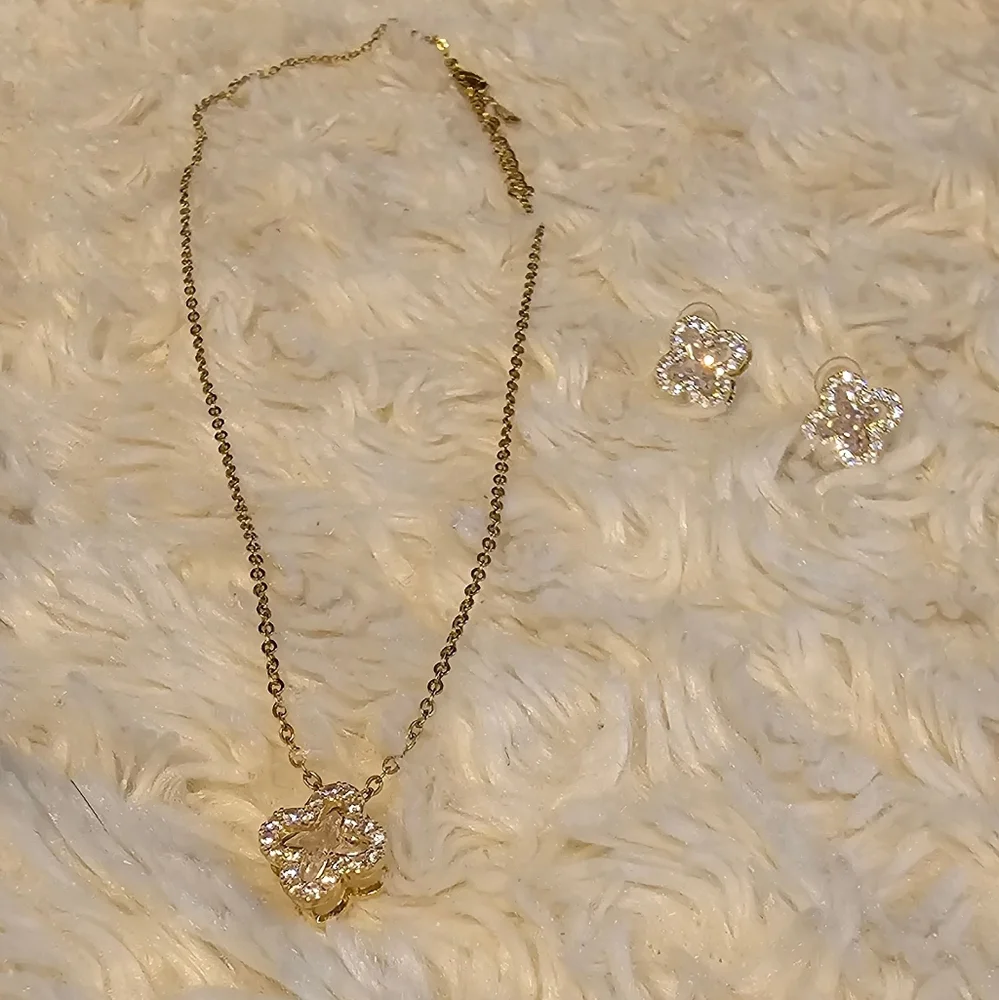 Elegant Goldtone Faux Rhinestone Clover Leaf Necklace and Earring Set NWOT - Picture 2 of 7